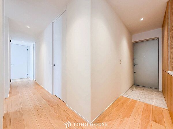 上質感漂う廊下。居住者の帰り、訪れる方を優しく迎える・安らぎに満ちた生活空間を予感させる。
