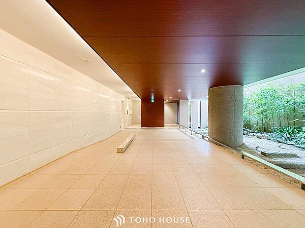 訪れるゲストや住む人を優しく迎え入れてくれる明るい空間です。