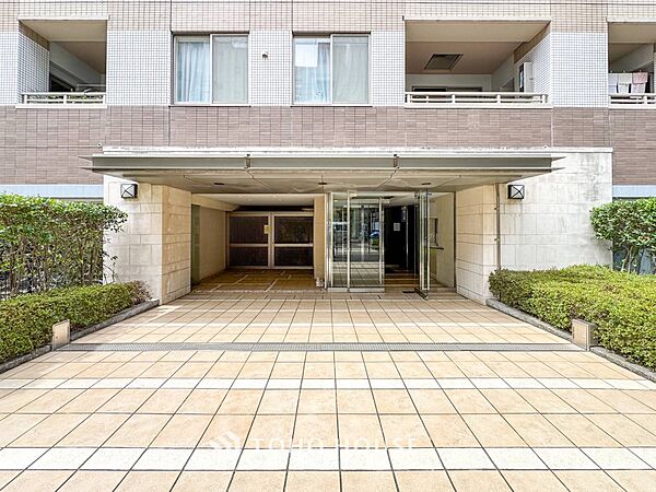 プライベート感が高まる、居住者を優しく迎え入れてくれるエントランス。