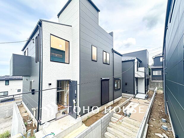 住む人や訪れる人やさしくエスコートする玄関アプローチ。