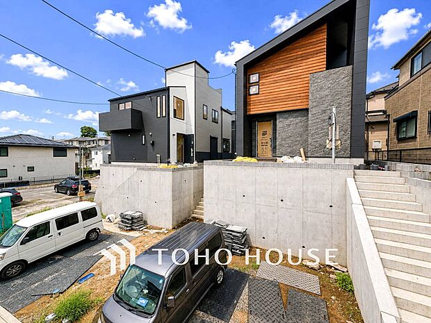 爽やかな青空の下に贅沢なほどに降り注ぐ陽光、豊かな居住性と、クオリティが見事に調和した住空間。