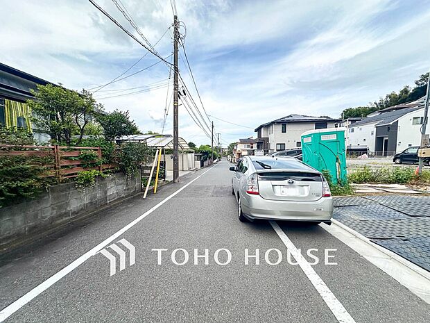 前面道路含む現地写真『快適』は「家」と「街」と「環境」が調和した時に訪れるだと改めて感じさせてくれます。