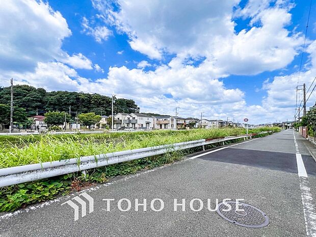 前面道路含む現地写真『快適』は「家」と「街」と「環境」が調和した時に訪れるだと改めて感じさせてくれます。