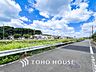 外観：前面道路含む現地写真『快適』は「家」と「街」と「環境」が調和した時に訪れるだと改めて感じさせてくれます。