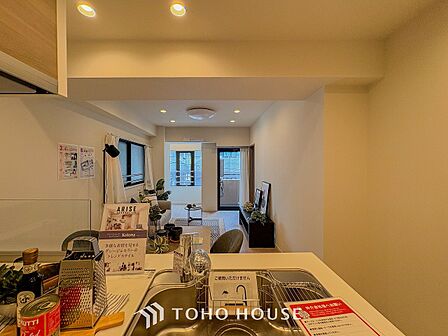 お手入れのしやすいすっきりしたシステムキッチンを採用しました。