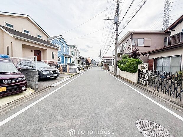 落ち着きのある閑静な住宅街に佇む邸宅。きっとここからご家族のかけがえのない想い出が作られることでしょう。