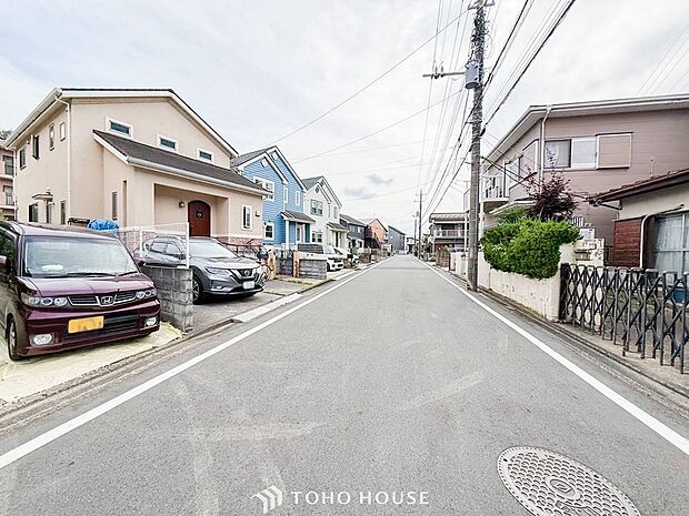 前面道路含む現地写真『快適』は「家」と「街」と「環境」が調和した時に訪れるだと改めて感じさせてくれます。