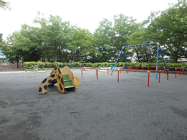 団地から続く緑道の終点にある公園。広くて閑静な公園です。