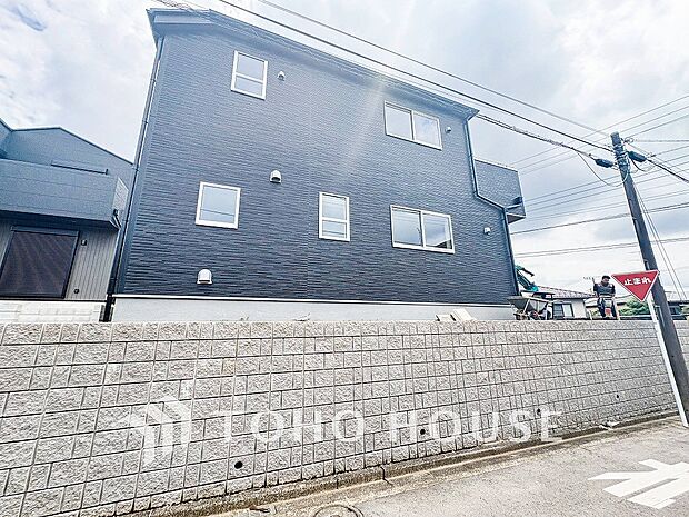 爽やかな青空の下に贅沢なほどに降り注ぐ陽光、豊かな居住性と、クオリティが見事に調和した住空間。
