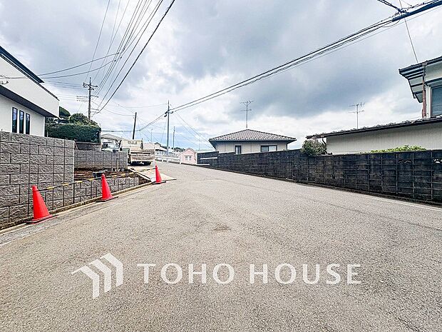 前面道路含む現地写真『快適』は「家」と「街」と「環境」が調和した時に訪れるだと改めて感じさせてくれます。