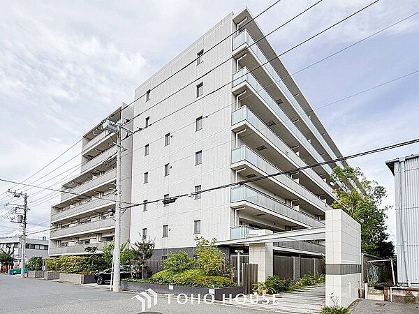 前面道路含む現地写真『快適』は「家」と「街」と「環境」が調和した時に訪れるだと改めて感じさせてくれます。