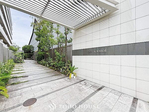 満ち足りたプライベートシーンへと誘う気品溢れるエントランスです。