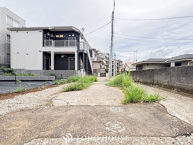 前面道路含む現地写真『快適』は「家」と「街」と「環境」が調和した時に訪れるだと改めて感じさせてくれます。