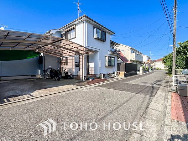 前面道路含む現地写真『快適』は「家」と「街」と「環境」が調和した時に訪れるだと改めて感じさせてくれます。