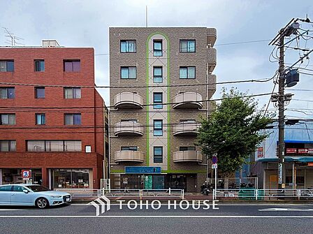 重厚感と統一感のある街並みを演出する外観デザイン。