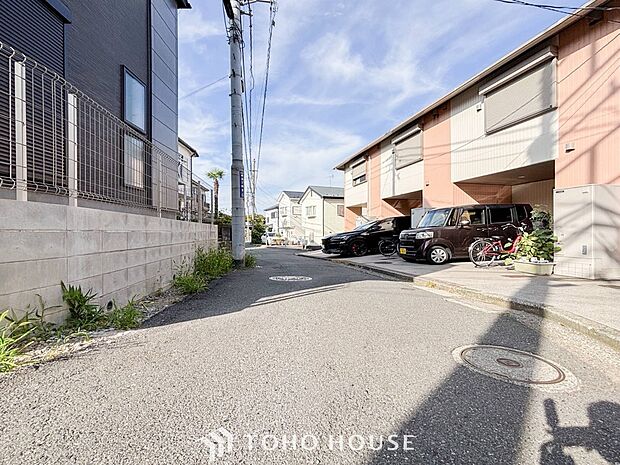 前面道路含む現地写真『快適』は「家」と「街」と「環境」が調和した時に訪れるだと改めて感じさせてくれます。