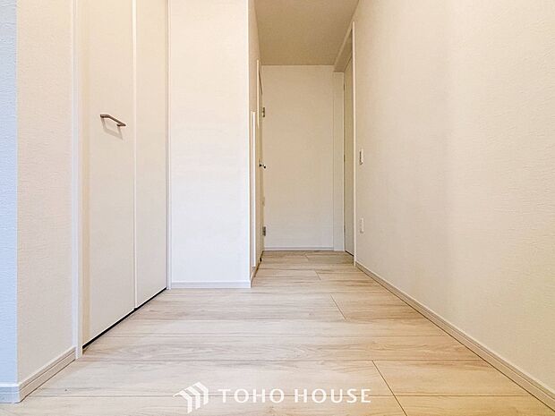 上質感漂う廊下。居住者の帰り、訪れる方を優しく迎える・安らぎに満ちた生活空間を予感させる。