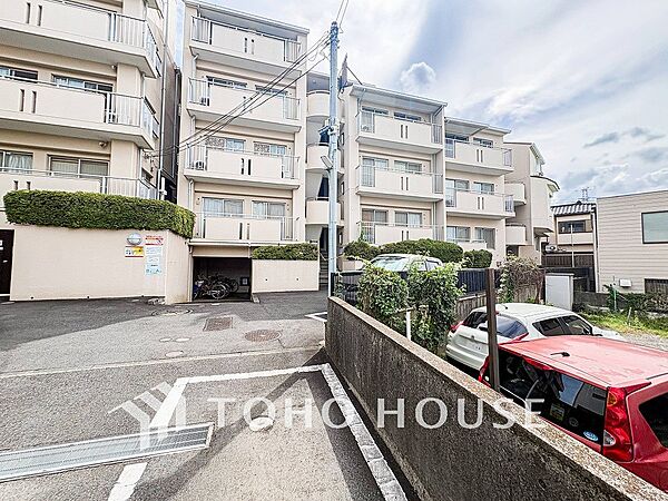 前面道路含む現地写真『快適』は「家」と「街」と「環境」が調和した時に訪れるだと改めて感じさせてくれます。