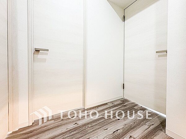 上質感漂う廊下。居住者の帰り、訪れる方を優しく迎え安らぎに満ちた生活空間を予感させます。
