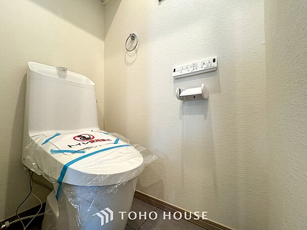 トイレはシンプルにホワイトで統一した温水洗浄付です。