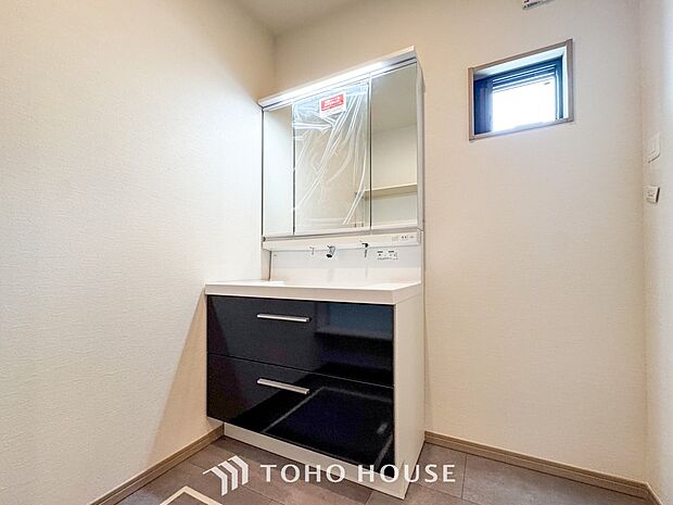 洗面台・洗面所十分な大きさの洗面台は、朝の慌ただしい時間でも余裕とゆとりを感じて頂けます。