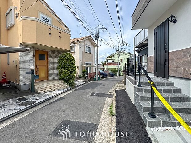前面道路含む現地写真『快適』は「家」と「街」と「環境」が調和した時に訪れるだと改めて感じさせてくれます。
