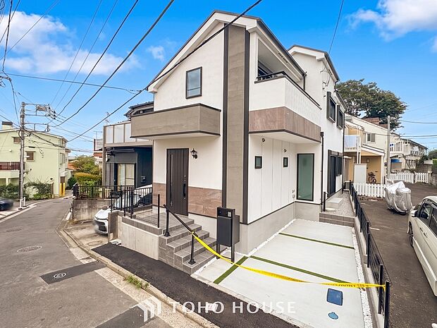 爽やかな青空の下に贅沢なほどに降り注ぐ陽光、豊かな居住性と、クオリティが見事に調和した住空間。