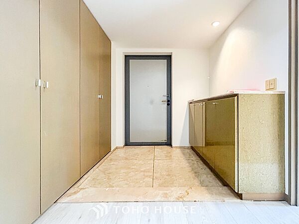 居住者の帰り、訪れる方を優しく迎えてくれる玄関です。