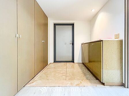 居住者の帰り、訪れる方を優しく迎えてくれる玄関です。