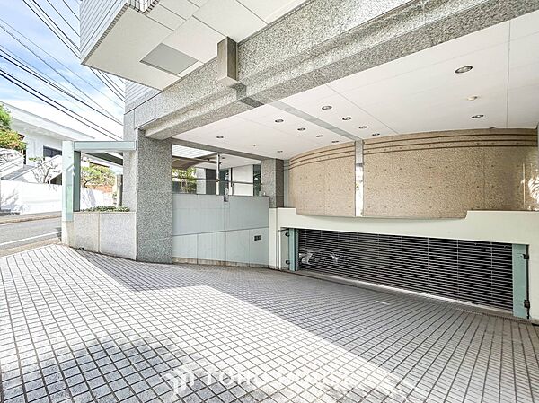 前面道路含む現地写真『快適』は「家」と「街」と「環境」が調和した時に訪れるだと改めて感じさせてくれます。