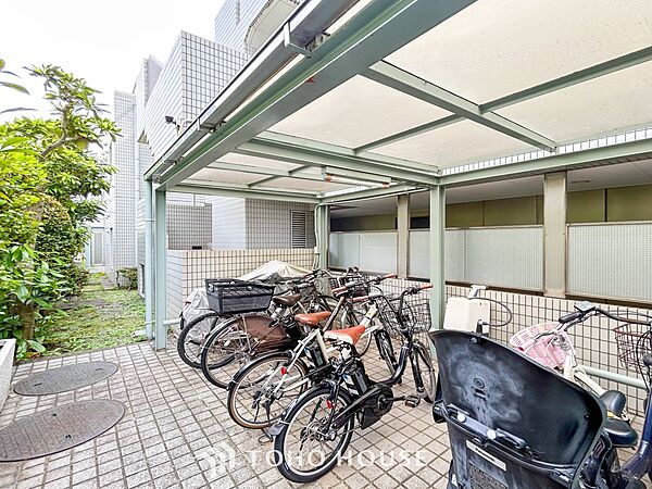 敷地内に駐輪スペースがございます。