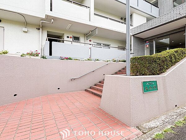 住む人や訪れる人やさしくエスコートする玄関アプローチ。