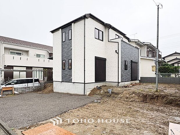 住む人を映し出す洗練された佇まいは、いつまでも輝き続けながらいつしか街の風景に溶け込んでいきます。