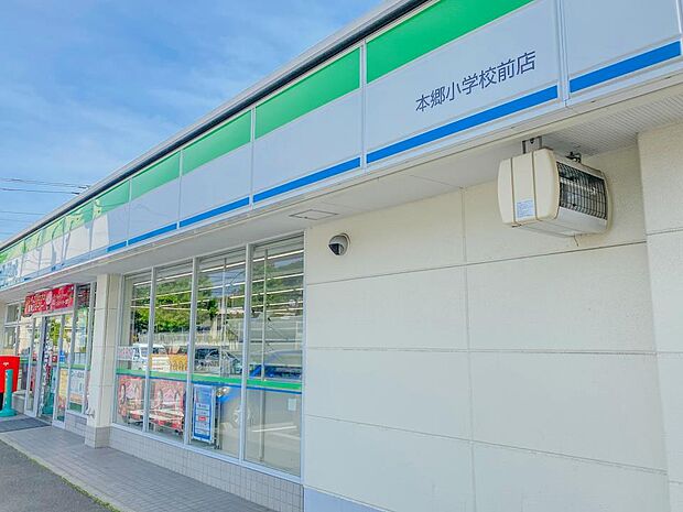 24時間営業ですので、急な買い物に便利です。駐車場もあります。
