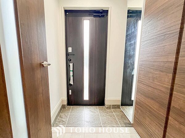 居住者の帰り、訪れる方を優しく迎えてくれる開放感のある玄関。