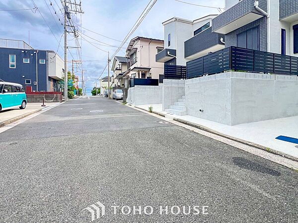 前面道路含む現地写真『快適』は「家」と「街」と「環境」が調和した時に訪れるだと改めて感じさせてくれます。