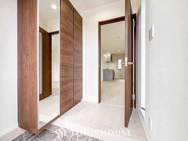 上質感漂う廊下。居住者の帰り、訪れる方を優しく迎え安らぎに満ちた生活空間を予感させます。