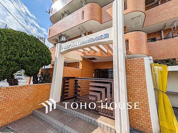 住む人や訪れる人やさしくエスコートする玄関アプローチ。