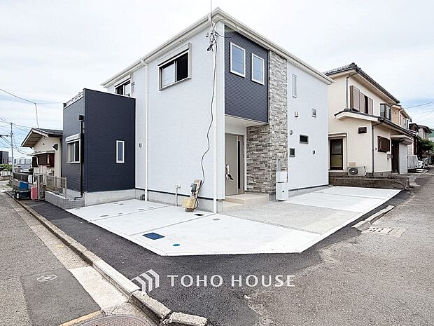 落ち着きのある閑静な住宅街に佇む邸宅。きっとここからご家族のかけがえのない想い出が作られることでしょう。