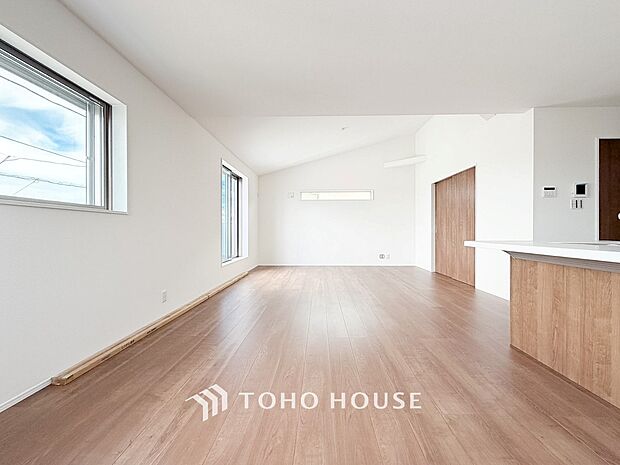 忙しい朝でも、しっかり家族が揃って食事をして頂けるゆとりある大きさのダイニングスペース。