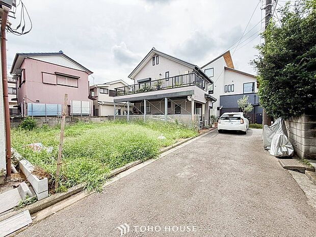 前面道路含む現地写真『快適』は「家」と「街」と「環境」が調和した時に訪れるだと改めて感じさせてくれます。