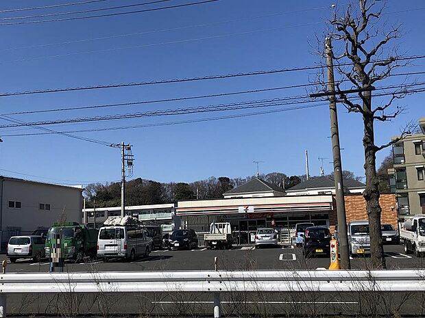 24時間営業。お弁当やお惣菜、パンなどをはじめ、生活用品、お酒、たばこなども取り揃えています。
