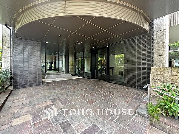 上品で清潔感があるエントランスは住人やゲストを迎え入れ、そして送り出す場にふさわしい上質な空間です。