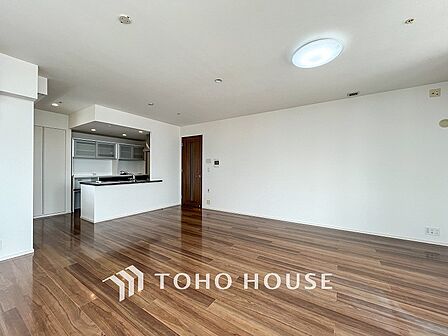 忙しい朝でも、しっかり家族が揃って食事をして頂けるゆとりある大きさのダイニングスペース。