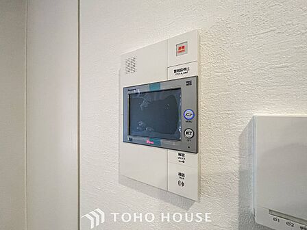 誰が来てもわかる様にモニター付きインターホンを設置。