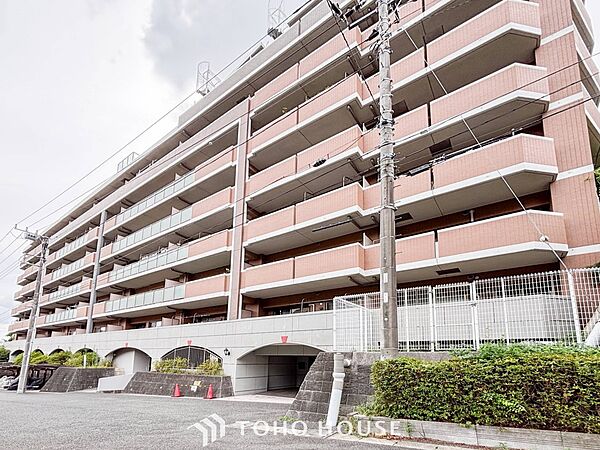 前面道路含む現地写真『快適』は「家」と「街」と「環境」が調和した時に訪れるだと改めて感じさせてくれます。