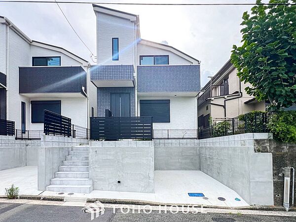 爽やかな青空の下に贅沢なほどに降り注ぐ陽光、豊かな居住性と、クオリティが見事に調和した住空間。