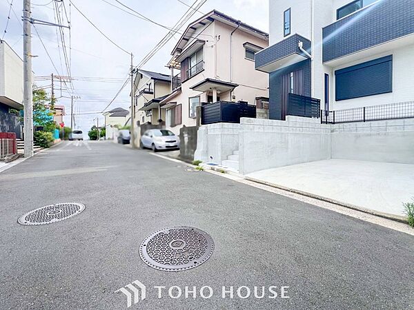 前面道路含む現地写真『快適』は「家」と「街」と「環境」が調和した時に訪れるだと改めて感じさせてくれます。