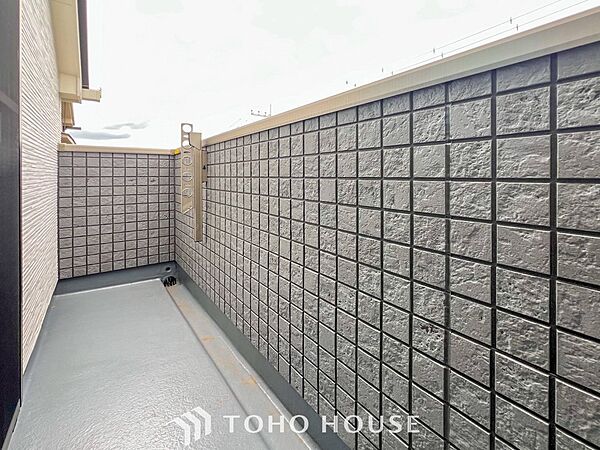 暮らしの中で光と風を演出してくれるバルコニー。
