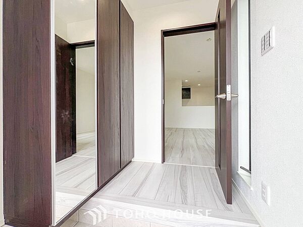 上質感漂う廊下。居住者の帰り、訪れる方を優しく迎え安らぎに満ちた生活空間を予感させます。
